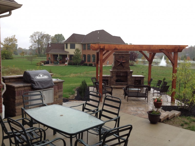 outdoor kitchen and pergola in Dayton, OH
